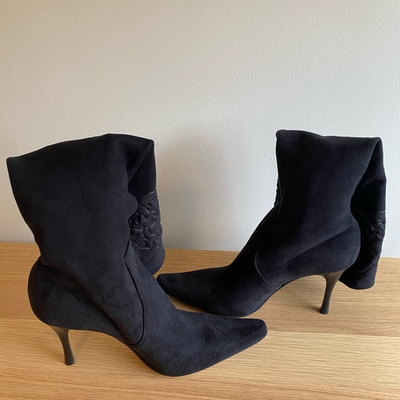Gorgeous black suede Donald J Pliner pull on boots - Picture 6 of 11